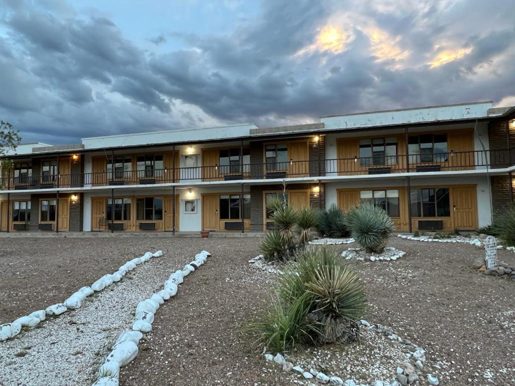 Landmark Lookout Lodge Tombstone Exterior foto