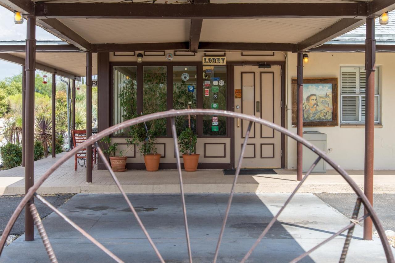 Landmark Lookout Lodge Tombstone Exterior foto